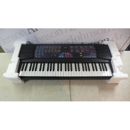 2118 - A Casio CTK-560L 100 Song Bank keyboard with key lighting system and stand