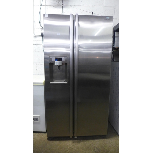 2135 - A Samsung Aqua Pure Plus American style fridge freezer with water and ice dispenser