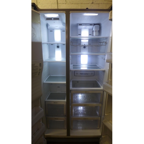 2135 - A Samsung Aqua Pure Plus American style fridge freezer with water and ice dispenser