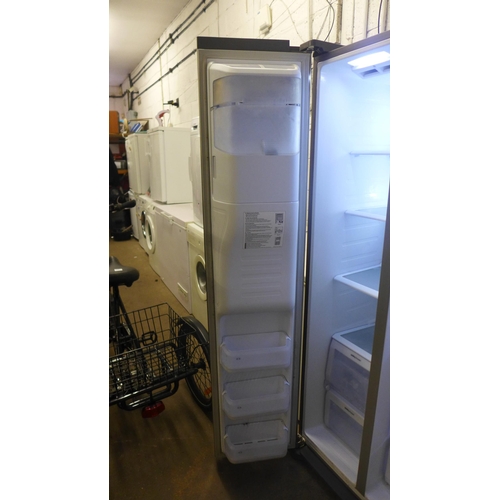 2135 - A Samsung Aqua Pure Plus American style fridge freezer with water and ice dispenser