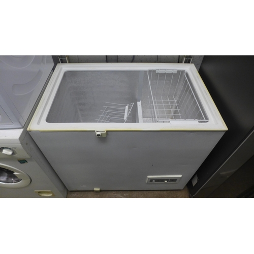 2136 - A Whirlpool 4ft chest freezer - no key