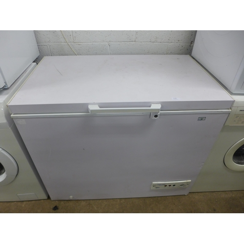 2140 - A Fridgemaster MTC309 chest freezer with a storage capacity of approximately 300L - no key