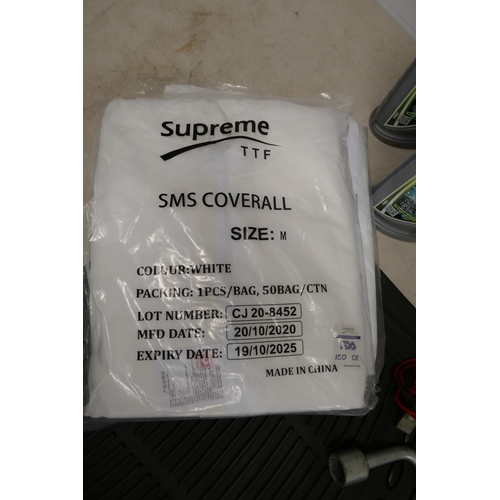 2340 - A box of assorted automotive items; Halfords 2-tonne axle stands, gear oil, tow rope, fuel can, over... 