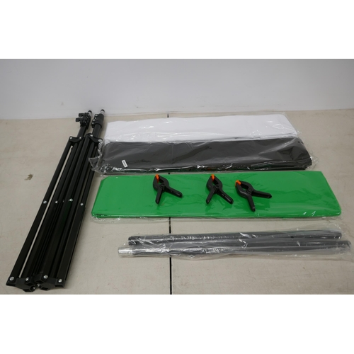 2350 - A portable photography screen with collapsible stand, 2 tripods, black, white and green coloured bac... 