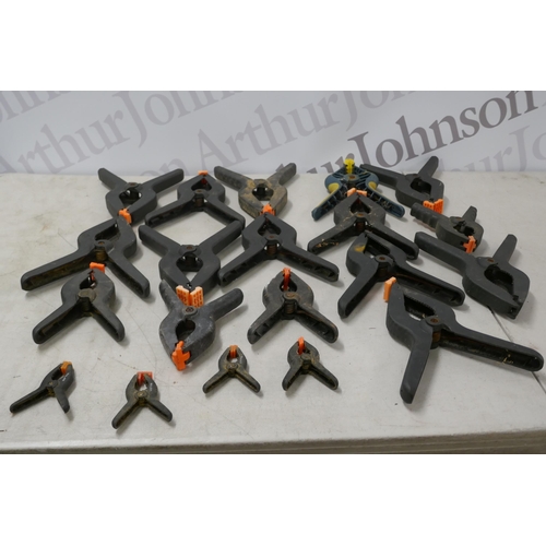 2379 - A quantity of approximately 25 assorted spring clamps