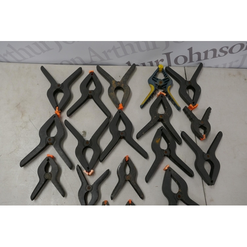 2379 - A quantity of approximately 25 assorted spring clamps