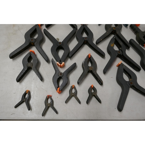 2379 - A quantity of approximately 25 assorted spring clamps