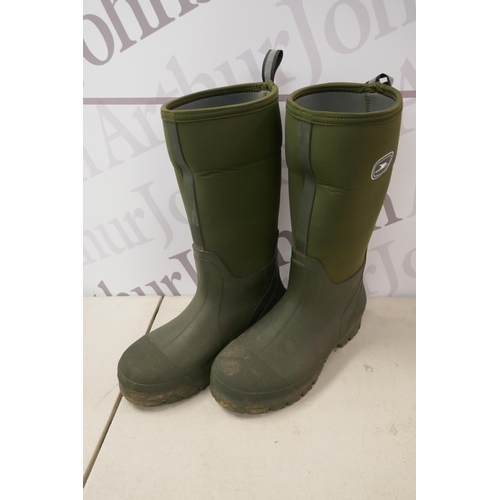 A pair of Crane Neoprene Wellington boots size 9 and a pair of Samson ...