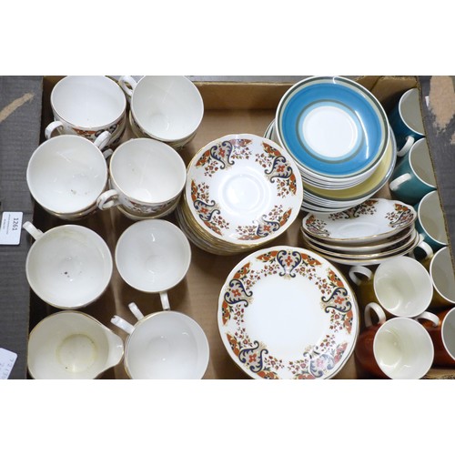 1261 - Wedgwood Susie Cooper Design cups, saucers and tea plates and Colclough teawares **PLEASE NOTE THIS ... 