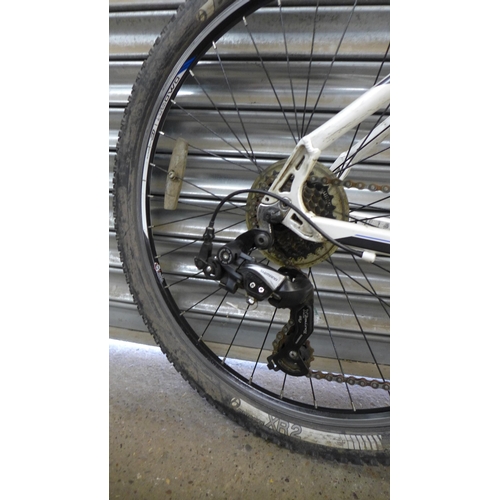 2162 - A Carrera Valour aluminium framed front suspension hardtail mountain bike with Shimano gear set and ... 