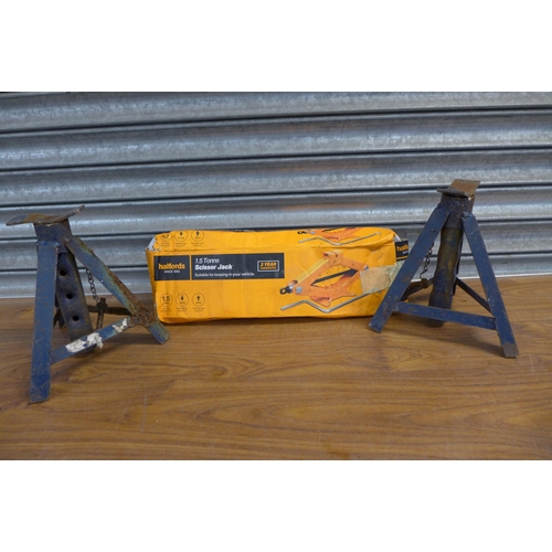 2307 - A Halfords 1.5 tonne scissor jack and a pair of axle stands