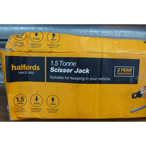 2307 - A Halfords 1.5 tonne scissor jack and a pair of axle stands