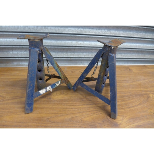 2307 - A Halfords 1.5 tonne scissor jack and a pair of axle stands