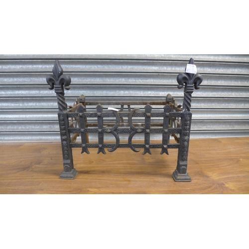 2322 - A cast iron fire grate