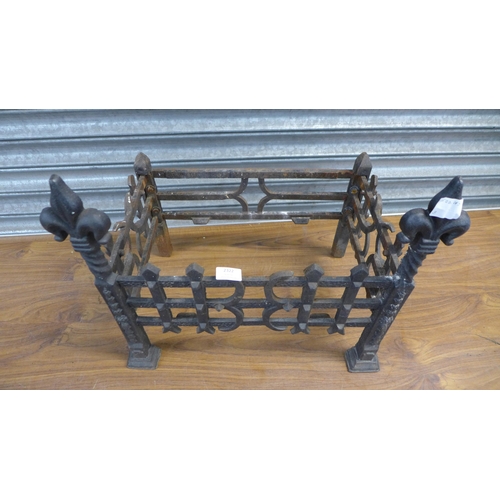 2322 - A cast iron fire grate