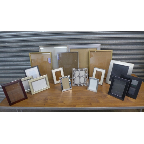 2324 - A box of approx. 30-40 assorted photograph frames