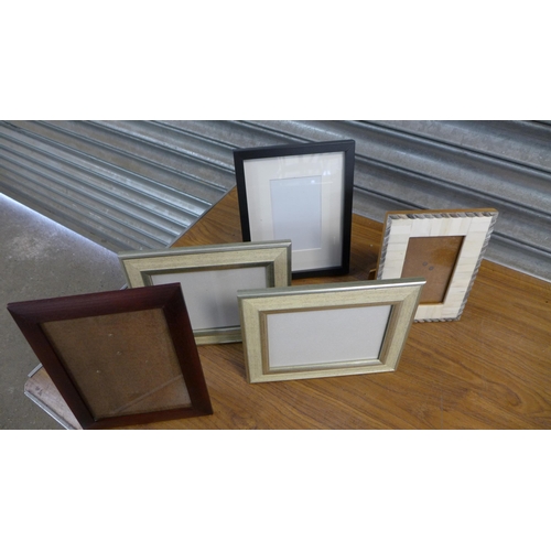 2324 - A box of approx. 30-40 assorted photograph frames