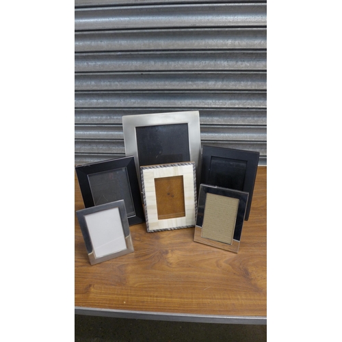 2324 - A box of approx. 30-40 assorted photograph frames