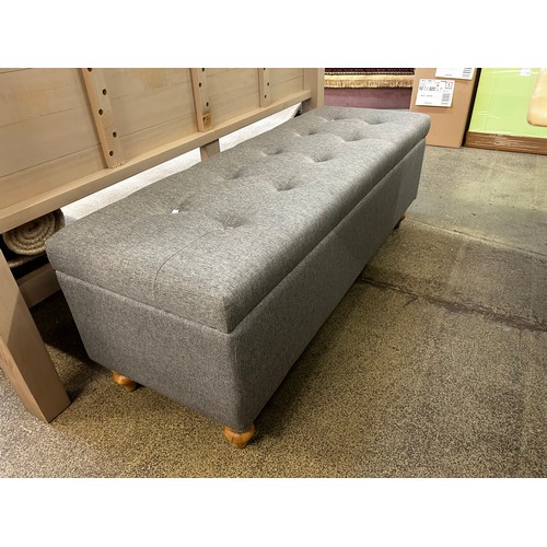 1528 - Grey upholstered buttoned ottoman