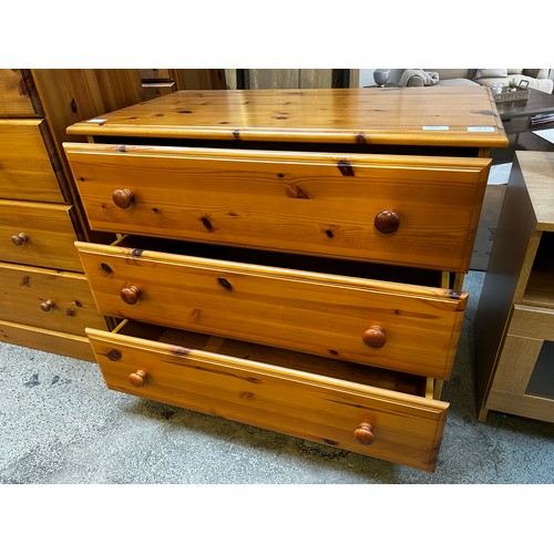 1539 - A pine three drawer chest