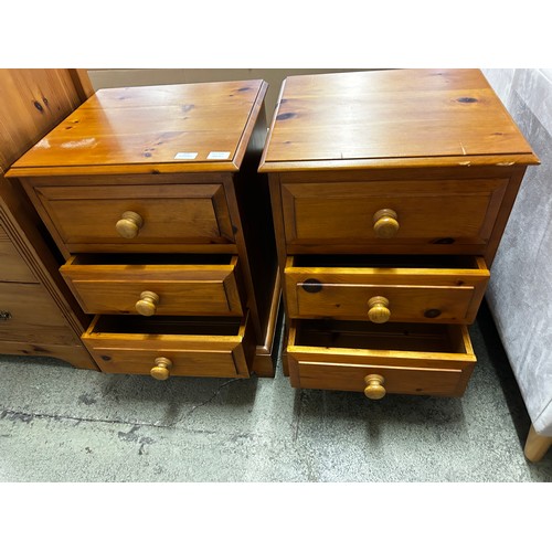 1557 - A pair of pine bedside chests