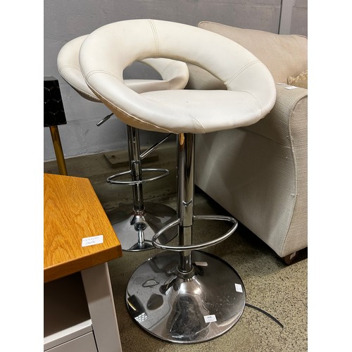 1628 - A pair of Cream faux leather barstools