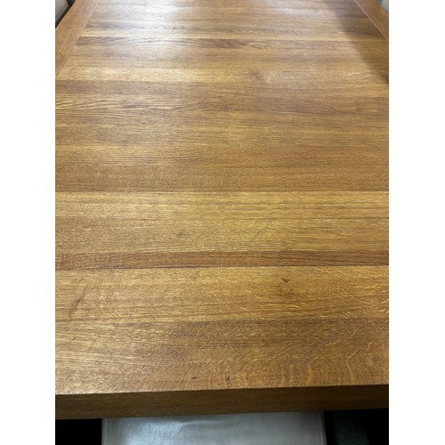 1630 - An oak expandable dining table and eight leather chairs