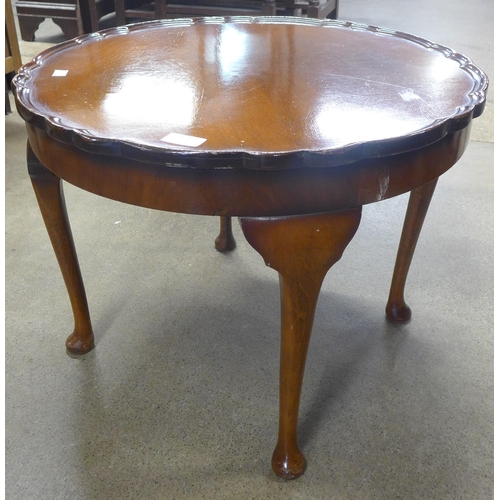 226 - A Queen Anne style walnut coffee table