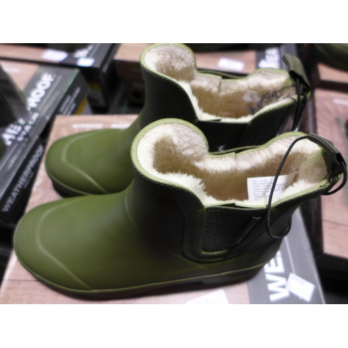 3038 - Pair of women's weatherproof olive green ankle boots/wellies - UK size 4 * this lot is subject to VA... 