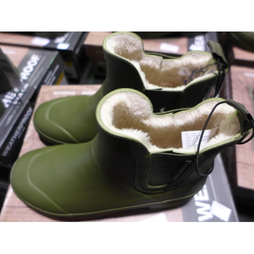 3041 - Pair of women's weatherproof olive green ankle boots/wellies - UK size 4 * this lot is subject to VA... 