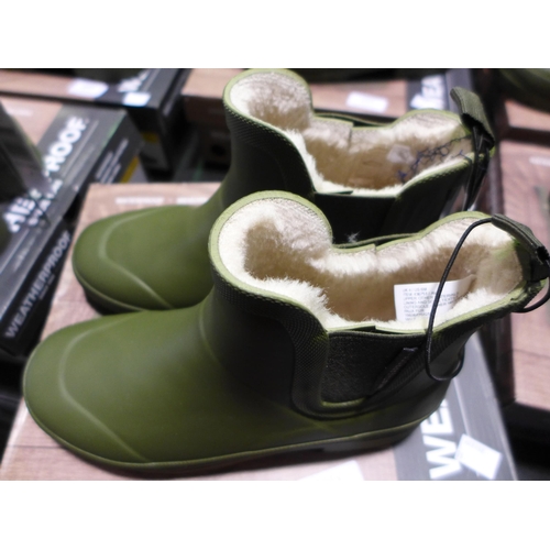 3042 - Pair of women's weatherproof olive green ankle boots/wellies - UK size 4 * this lot is subject to VA... 