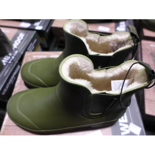 3045 - Pair of women's weatherproof olive green ankle boots/wellies - UK size 4 * this lot is subject to VA... 