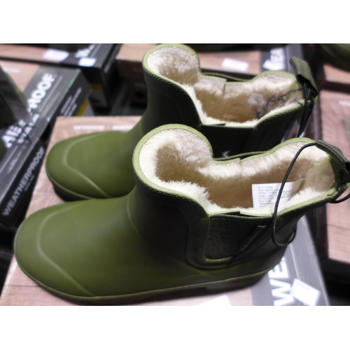 3046 - Pair of women's weatherproof olive green ankle boots/wellies - UK size 4 * this lot is subject to VA... 