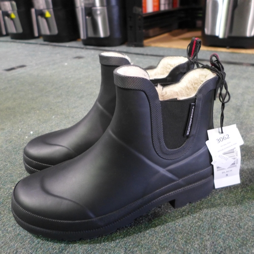 3062 - Pair of women's weatherproof black ankle boots/wellies - UK size 5 (No Box) * this lot is subject to... 