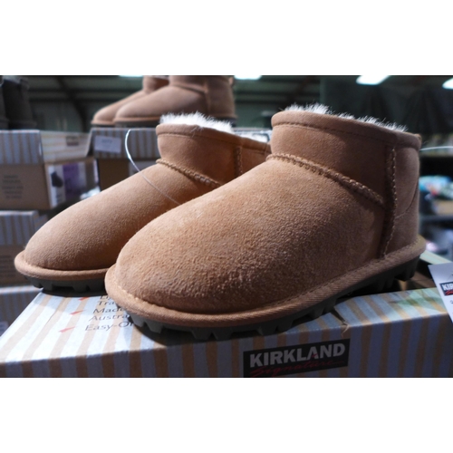 3065 - Pair of children's Kirkland Signature chestnut coloured Shearling boots - UK size C11 * this lot is ... 