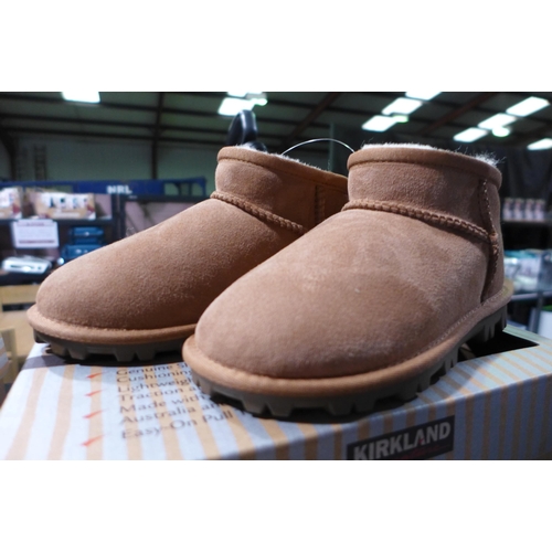 3073 - Pair of children's Kirkland Signature chestnut coloured Shearling boots - UK size C12 * this lot is ... 