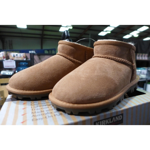 3074 - Pair of children's Kirkland Signature chestnut coloured Shearling boots - UK size C12 * this lot is ... 