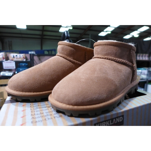 3075 - Pair of children's Kirkland Signature chestnut coloured Shearling boots - UK size C12 * this lot is ... 