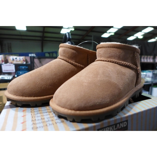 3076 - Pair of children's Kirkland Signature chestnut coloured Shearling boots - UK size C12 * this lot is ... 