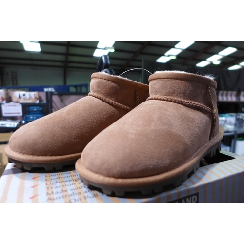 3079 - Pair of children's Kirkland Signature chestnut coloured Shearling boots - UK size C12 * this lot is ... 