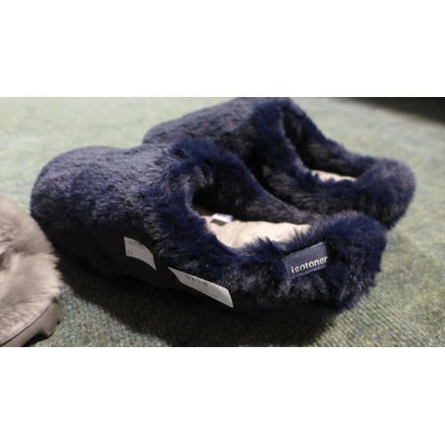 3218 - Two pairs of women's slippers - mixed sizes/styles & colours (UK 5 & 7-8) * this lot is subject to V... 