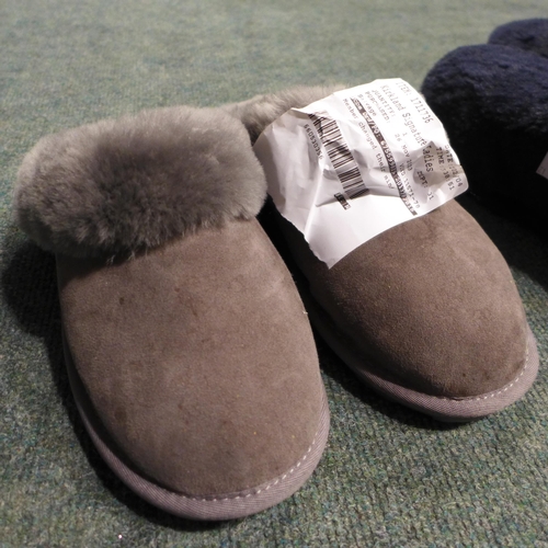 3218 - Two pairs of women's slippers - mixed sizes/styles & colours (UK 5 & 7-8) * this lot is subject to V... 