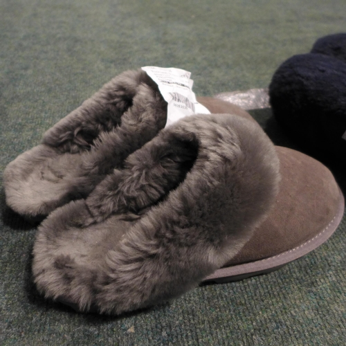 3218 - Two pairs of women's slippers - mixed sizes/styles & colours (UK 5 & 7-8) * this lot is subject to V... 