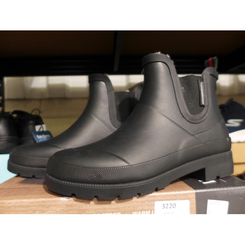 3220 - Pair of women's weatherproof black ankle boots / Wellies - size UK 5 * this lot is subject to VAT