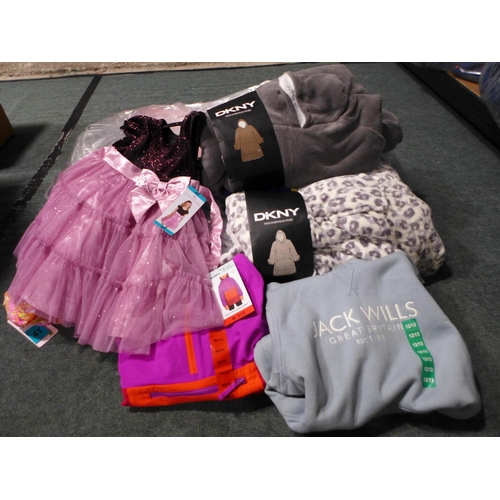 3250 - Assorted children's clothing - various sizes/styles etc. * this lot is subject to VAT