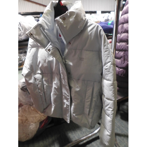 3346 - Two women's jackets inc Levi - sizes XS & XL - mixed colours * this lot is subject to VAT