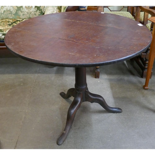 173 - A George III circular oak tripod tea table