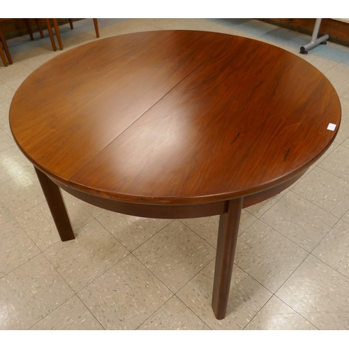 24 - A Danish rosewood circular extending dining table. CITES A10 no. 24GBA10V19RFP