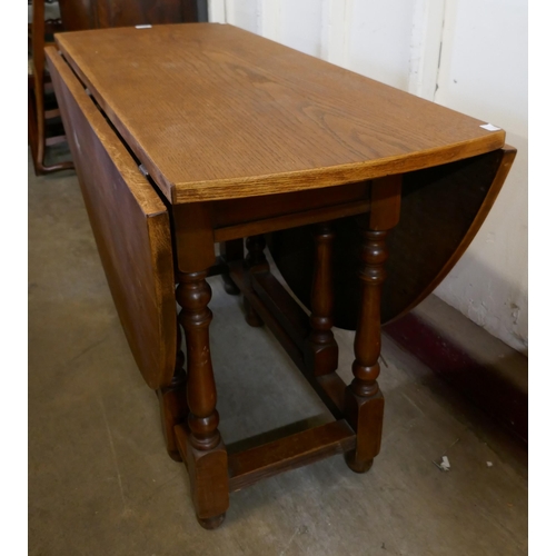 335 - An oak drop-leaf table