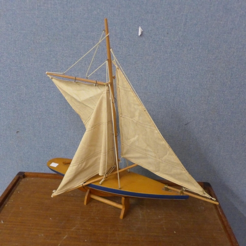 453 - An early 20th Century pond yacht